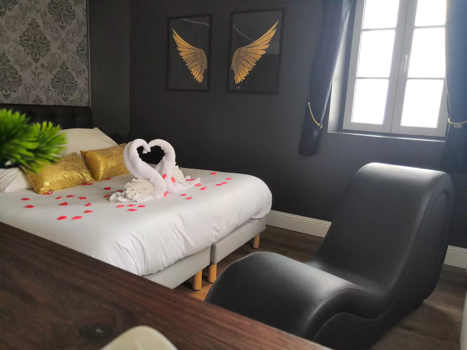 Fauteuil tantra présent dans une love room