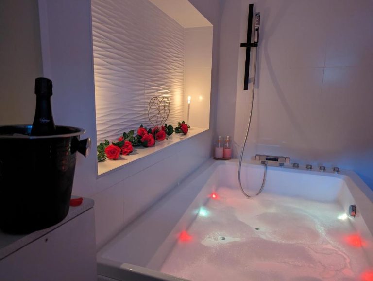 LOVE ROOM PERPIGNAN avec JACUZZI PRIVATIF