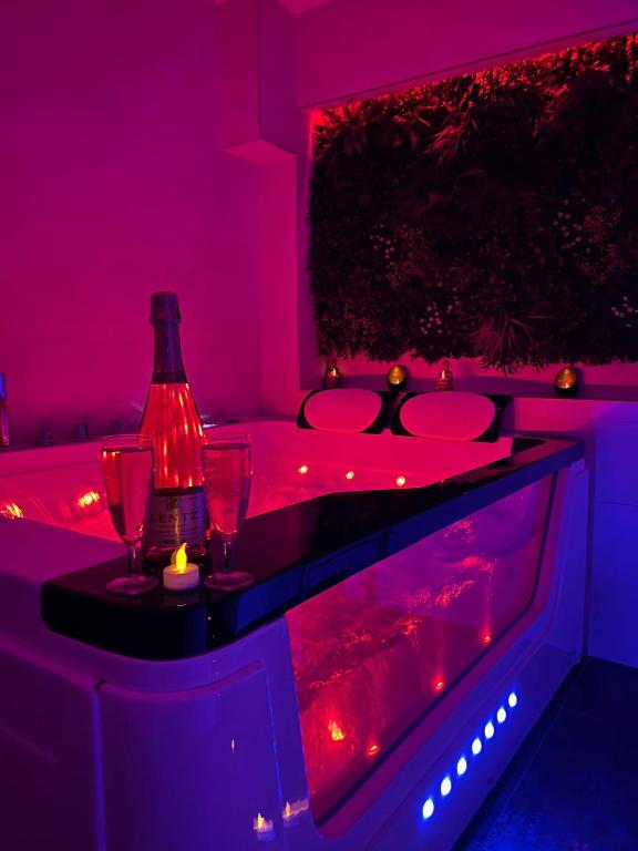 Love room: Aux plaisirs des sens jacuzzi privé