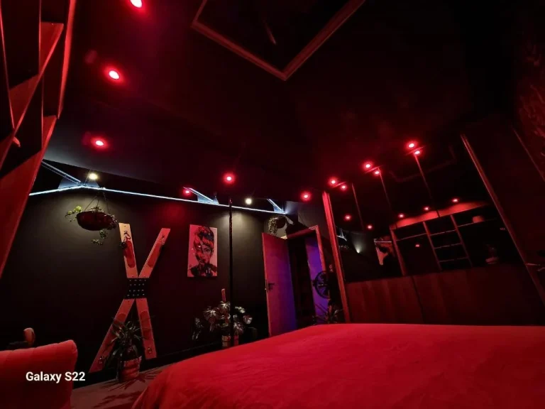 AKA LOVE ROOM