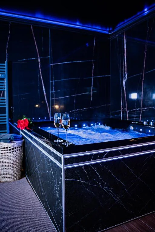 ROMANCE ROOM & LOVE - JACUZZI
