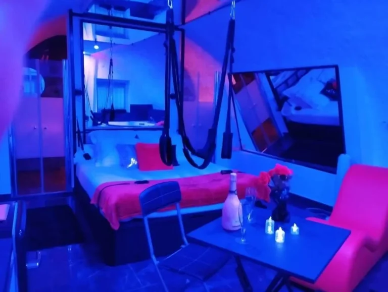 Suite Miroir – Love Room avec Jacuzzi Privatif | Séjour Romantique