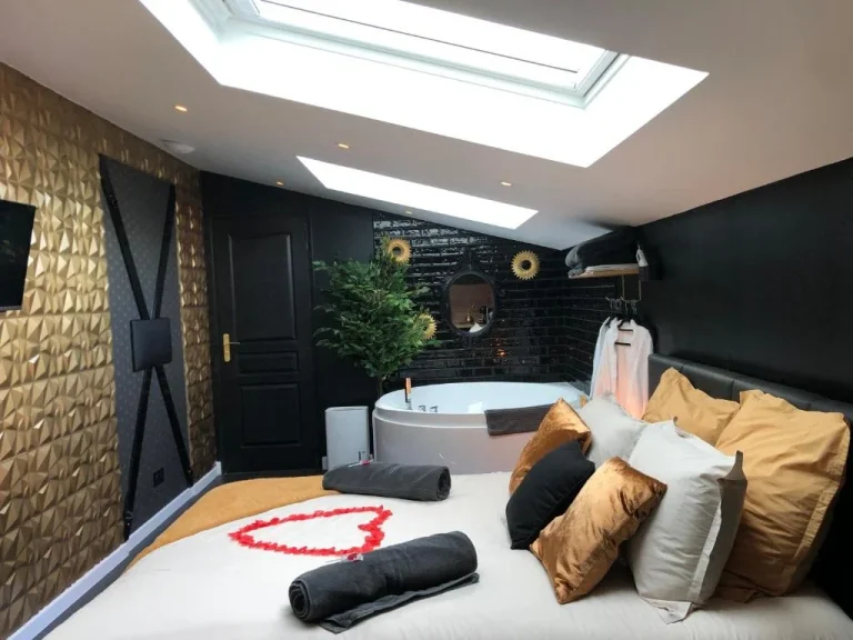 Playroom et Nuit Insolite