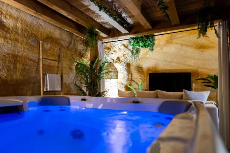 Suite troglodyte avec spa privé – Luxe et détente