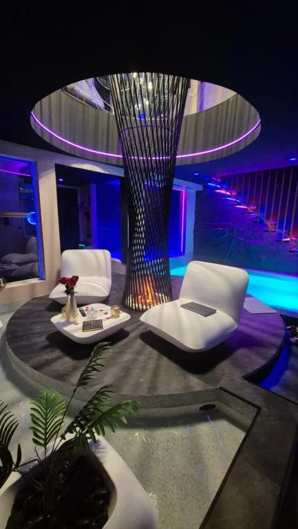 Suite de luxe érotique chic - séjour glamour et sensuel