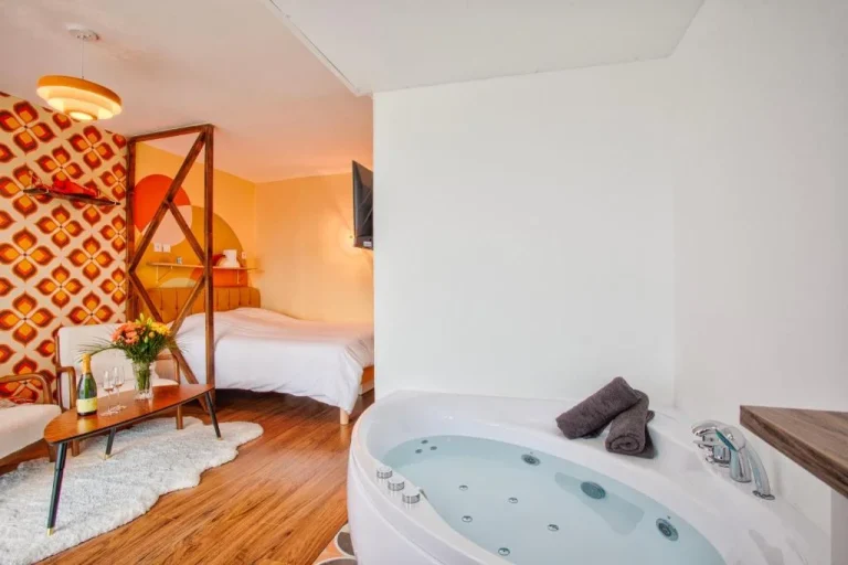 Suite année 70 - Jacuzzi privé - Caen