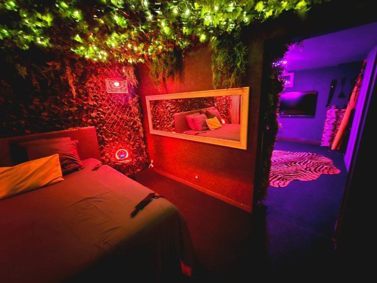 Love room avec salle de jeux adultes