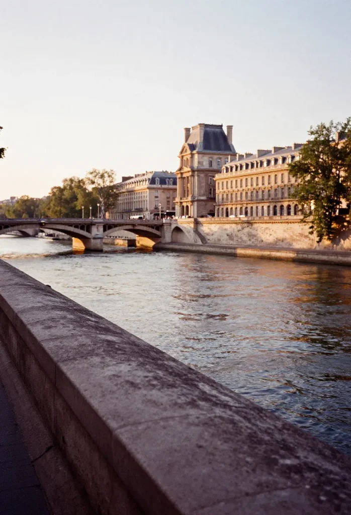Week-end en amoureux paris au bord de la Seine, avec ponts, lumières douces et monuments en arrière-plan